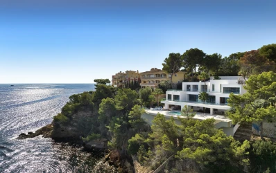 Modern villa vid havet med privat tillgång till havet