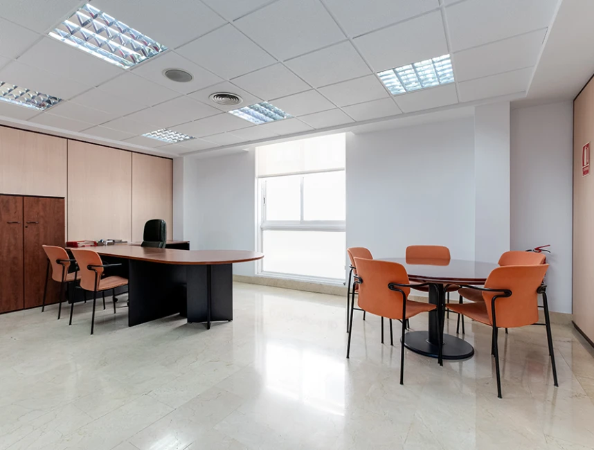 Fantastic office space with parking in the heart of Palma-7