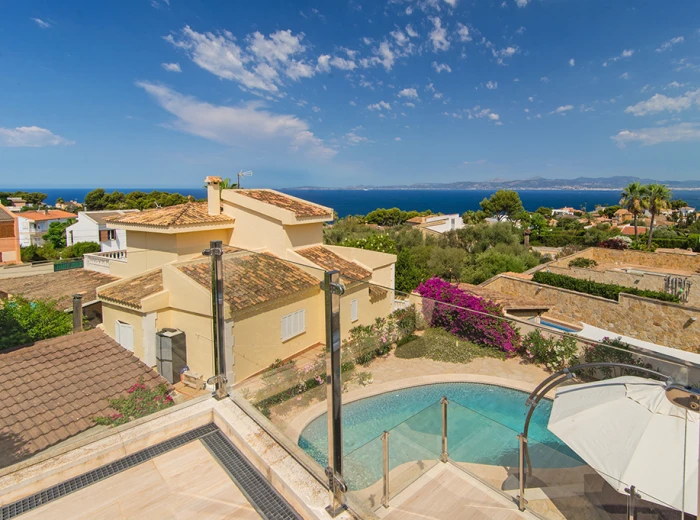 Villa mediterránea con impresionantes vistas al mar en Bahia Azul-12