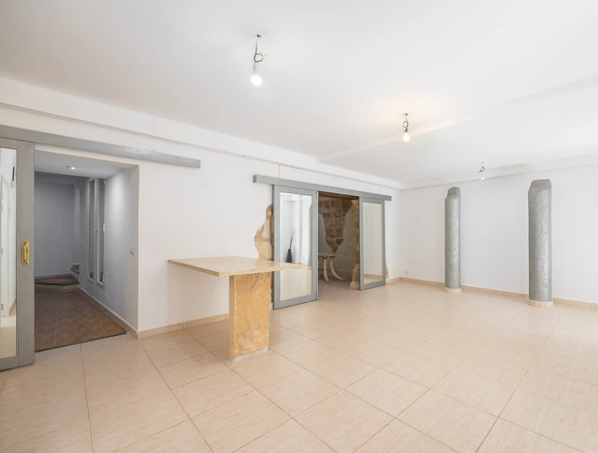 Spacious flat with potential in the Old Town - Palma-3