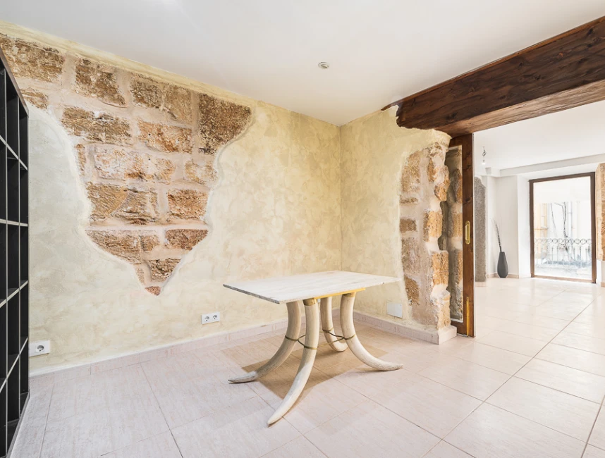 Spacious flat with potential in the Old Town - Palma-2