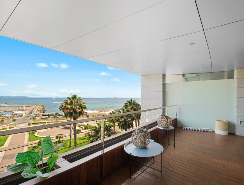 Lluciós pis amb terrassa vista al mar a Portixol-6