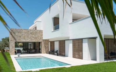 Vila de nova construcció amb piscina i terrat amb vistes panoràmiques