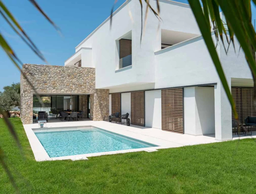 Vila de nova construcció amb piscina i terrat amb vistes panoràmiques-1