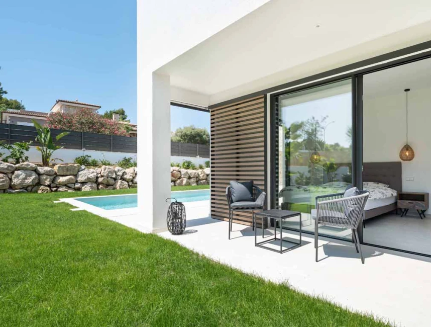 Vila de nova construcció amb piscina i terrat amb vistes panoràmiques-11