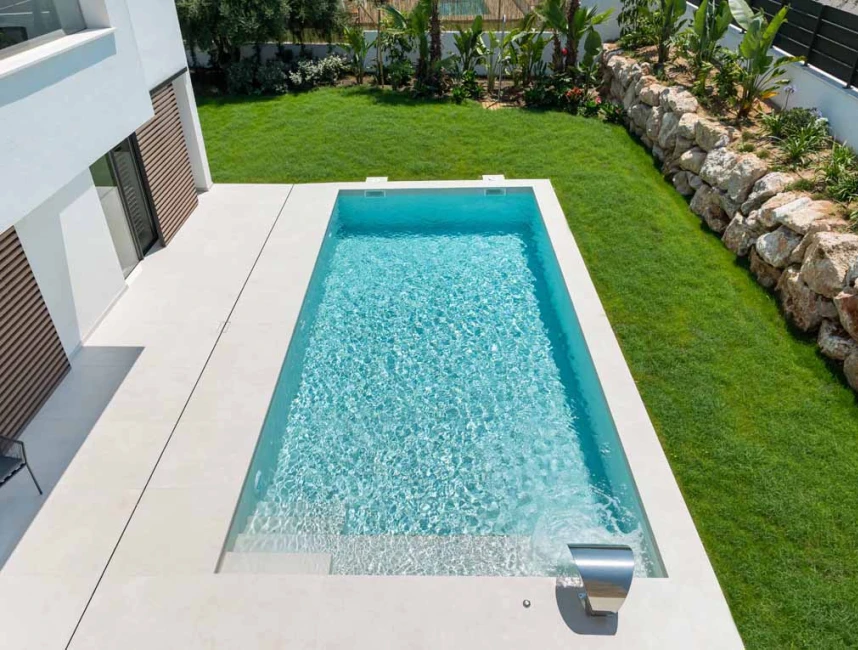 Villa de nueva construcción con piscina y azotea con vistas panorámicas-20