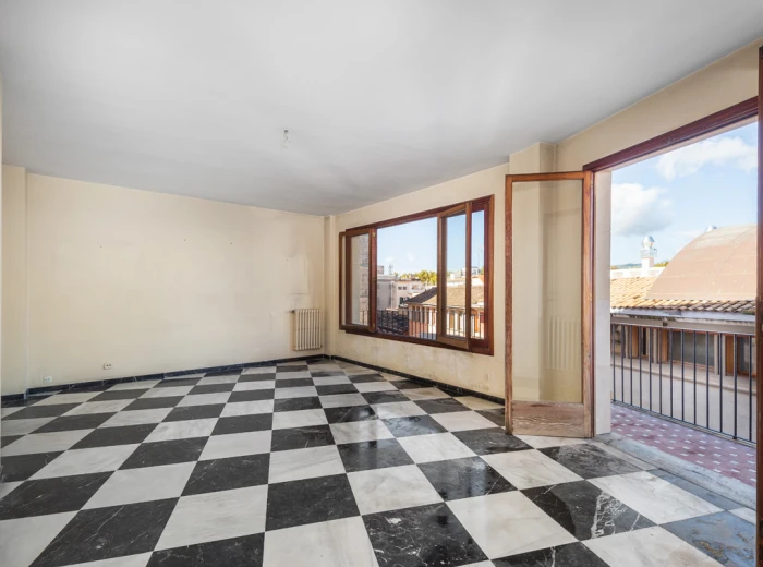 Spacious flat with potential, terrace & lift in an excellent location-5