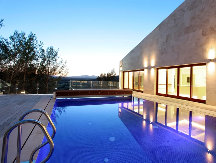 Une villa moderne dans une position exclusive avec vue sur la vallée de Canyamel-9