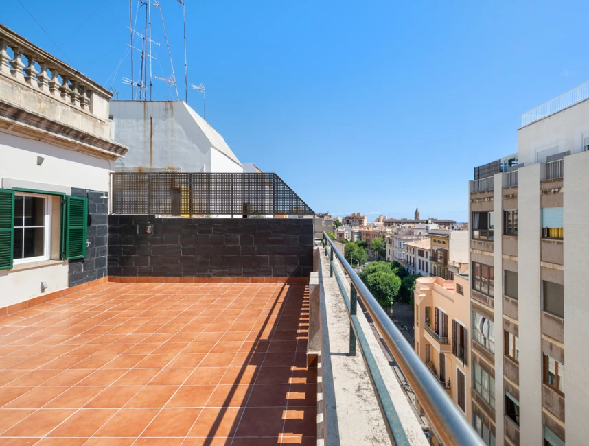 Rymlig takvåning med moderniseringspotential, terrasser och hiss i Palma de Mallorca, Gamla stan-2
