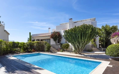 Fascinerende villa in Ibiza-stijl met uitzicht op zee
