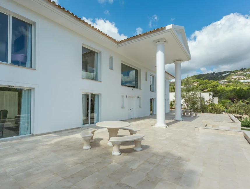 Elegant family villa in Son Vida Hills-16