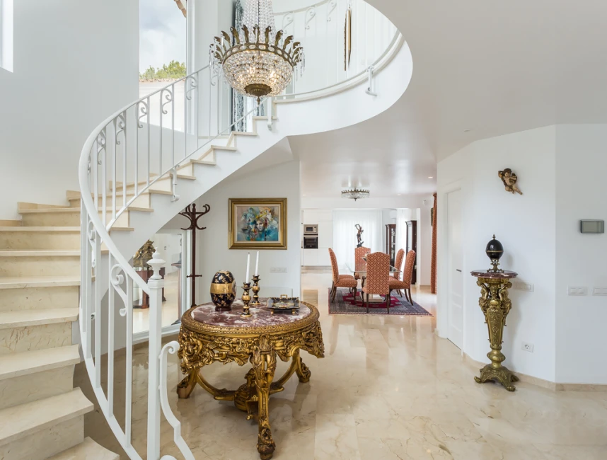Elegant family villa in Son Vida Hills-4