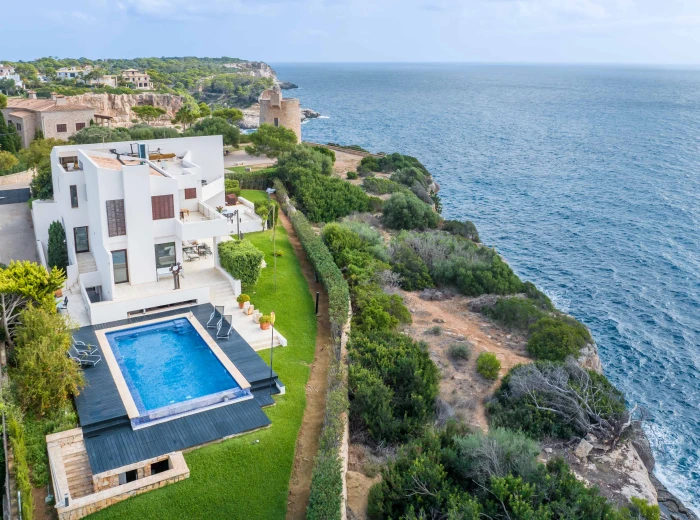 Villa in 1e zee linie met uitzicht op "Es Pontas".-1