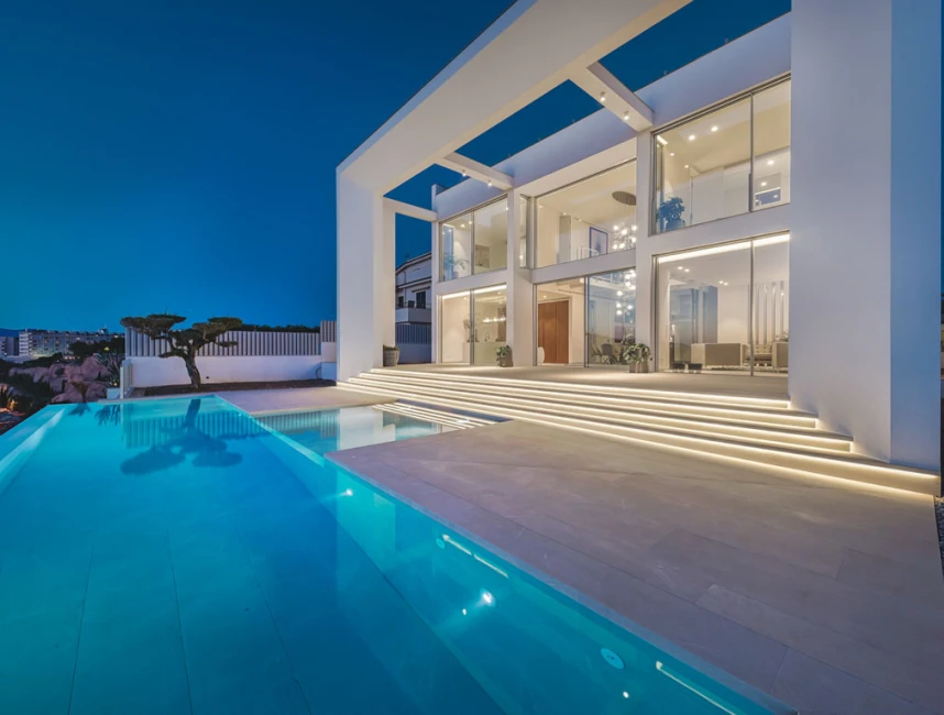 Spectacular villa in first sea line-18
