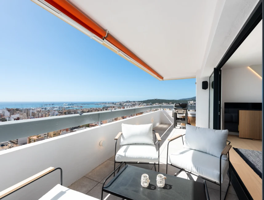 Renovated apartment with breathtaking views-12