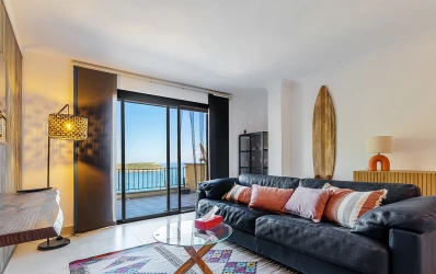Newly refurbished apartment with sea view