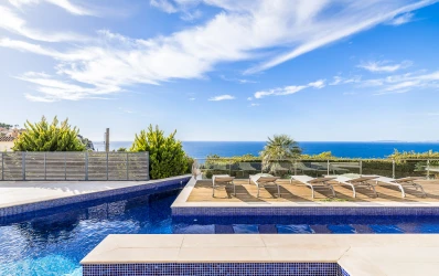 Moderne villa met toplocatie en prachtig uitzicht op de baai in Bahia Azul