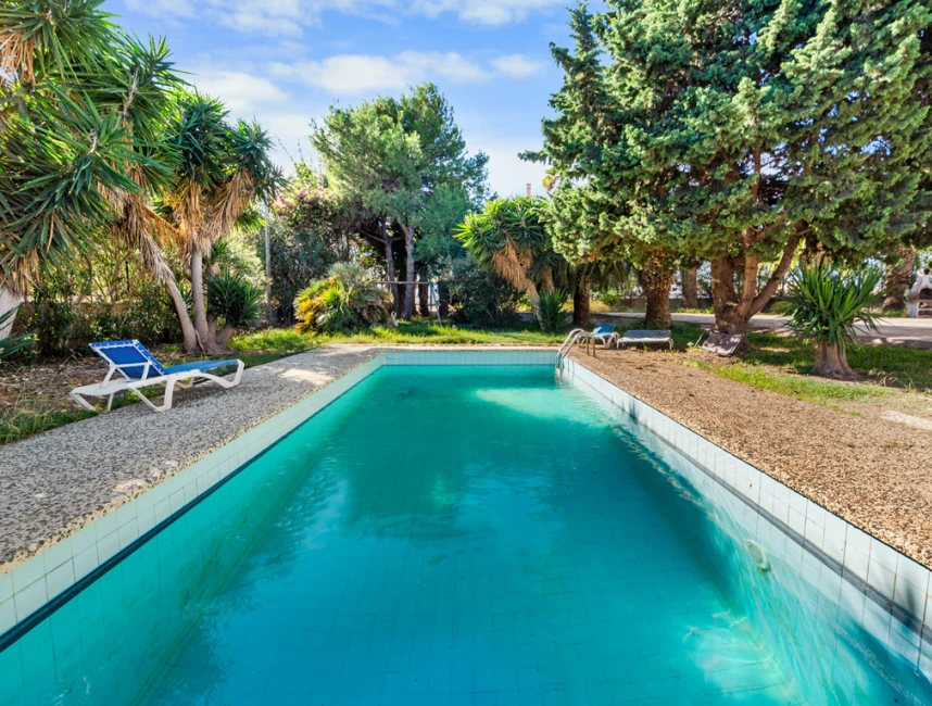 Soleado chalet con amplio jardín y piscina para reformar en Ciudad Jardin-10