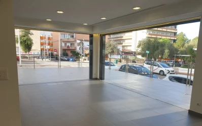 Espace commercial avec grande vitrine à Arenal