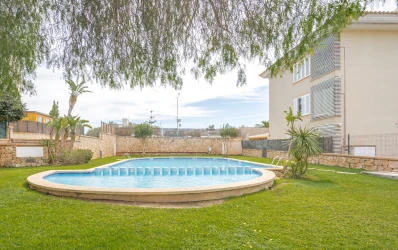 Urocze mieszkanie z widokiem na basen w Sa Torre