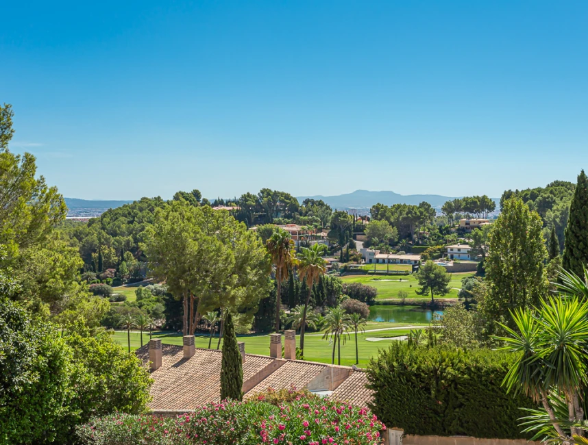 Amplia villa moderna con vistas al golf-4