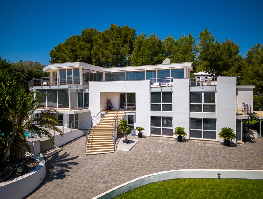 Amplia villa moderna con vistas al golf-28
