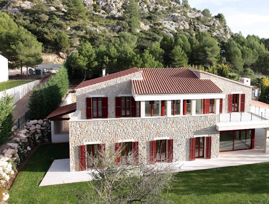 South facing villa with rental licence next to the golf course in Canyamel-1