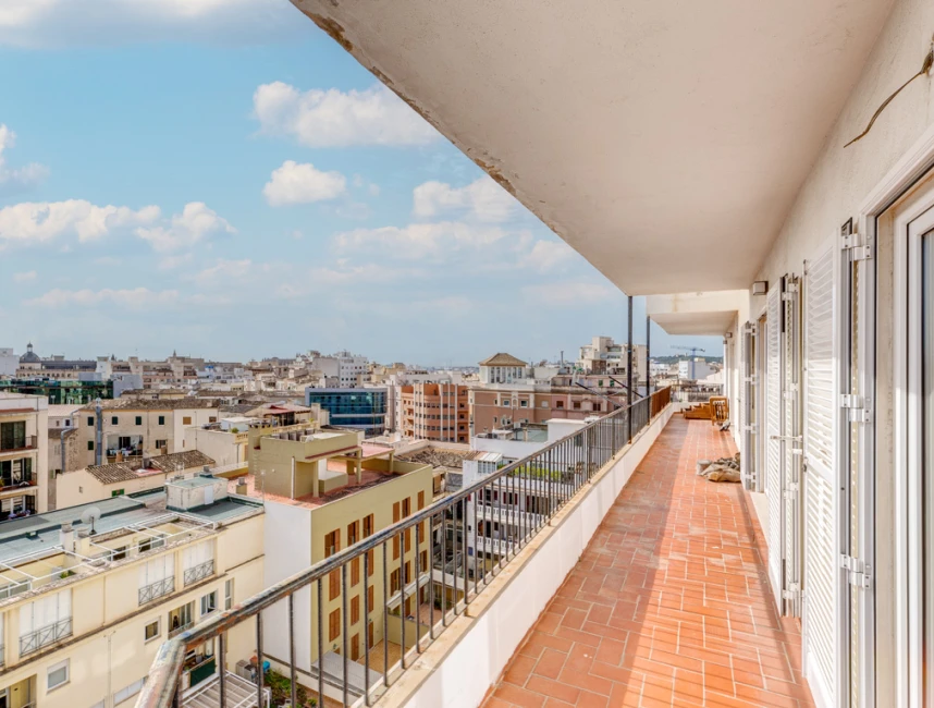 Ampio e luminoso appartamento con terrazza, ascensore e parcheggio a Palma di Maiorca, centro città-2