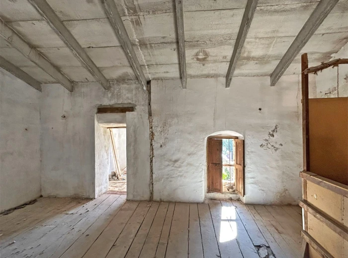 Townhouse to renovate in Alaró-9