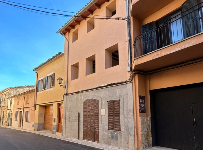 Townhouse to renovate in Alaró-1