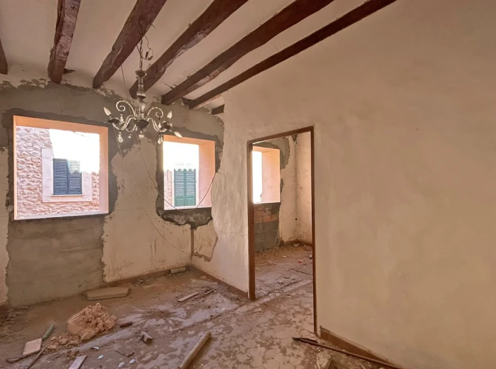 Townhouse to renovate in Alaró-4