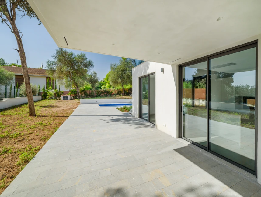 Villa de diseño moderno con espaciosas terrazas-18