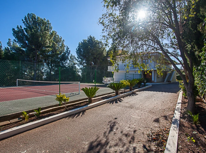 Klassische Villa mit Tennisplatz in Pinar Park-25