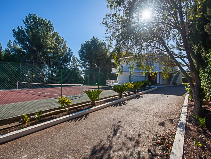 Gran villa con pista de tenis en Pinar Park-25