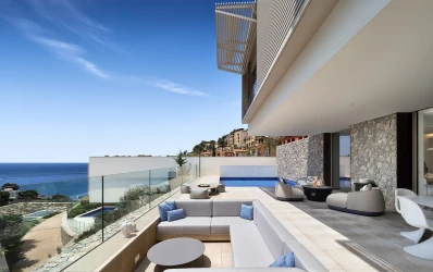 Vila moderna amb vista al mar