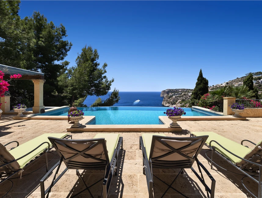 Mediterrane villa met uitzicht op zee-1
