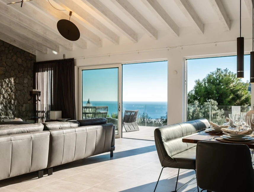 Moderne villa met uitzicht op zee en privacy-4