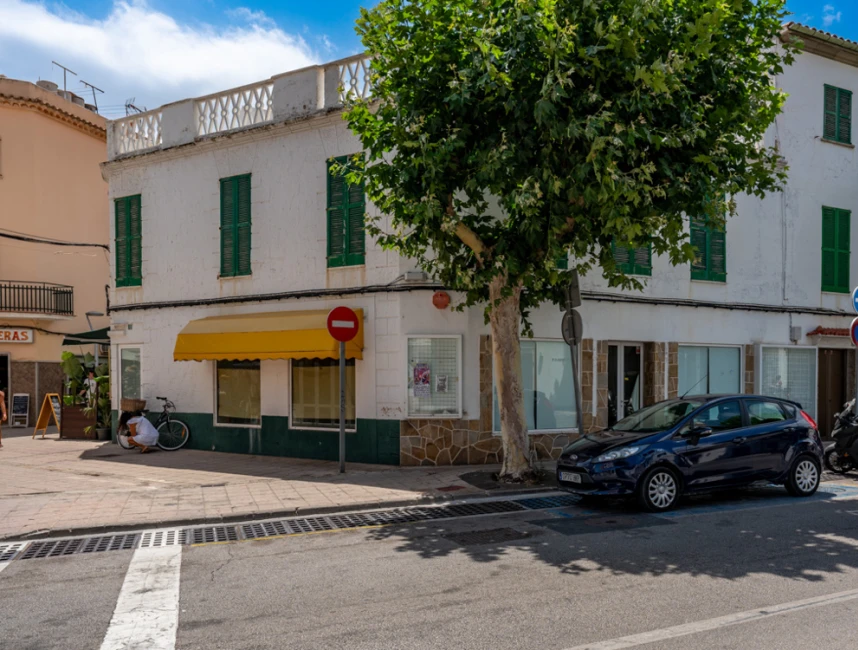 Edificio residencial-comercial de esquina en el pintoresco puerto de Pollença-1