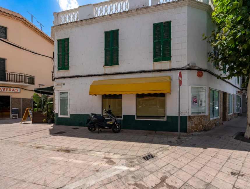 Edificio residencial-comercial de esquina en el pintoresco puerto de Pollença-9