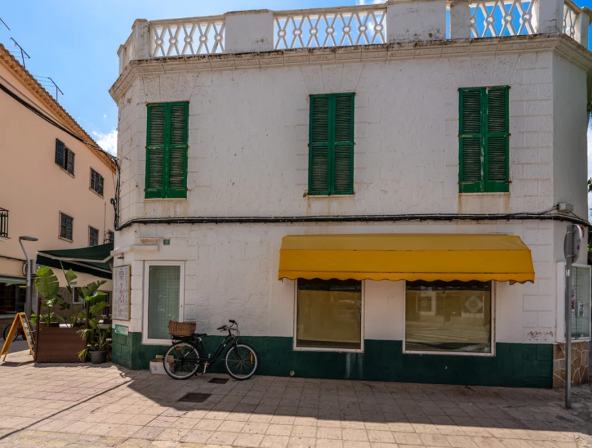 Edificio residencial-comercial de esquina en el pintoresco puerto de Pollença-10