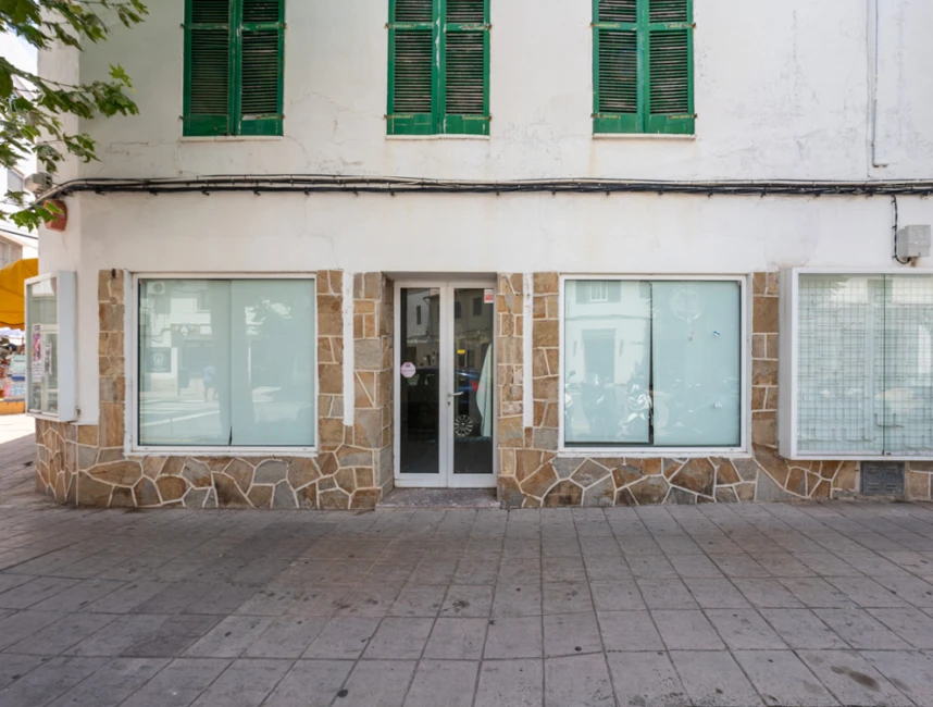 Edificio residencial-comercial de esquina en el pintoresco puerto de Pollença-6