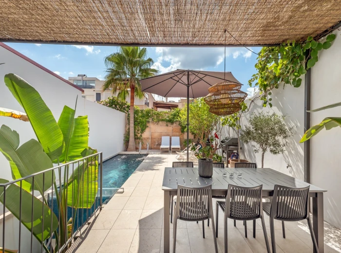 Casa renovada con jardín, piscina, terraza & parking in Palma-1