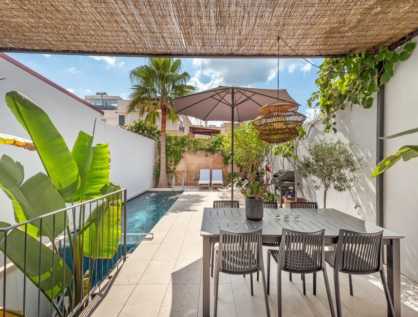 Odnowiony dom z ogrodem, basenem, tarasem na dachu i parkingiem w Palma de Mallorca - Molinar-1