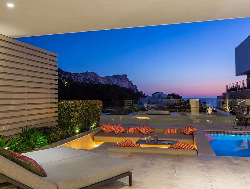 Moderne villa met zeezicht in luxe complex-15