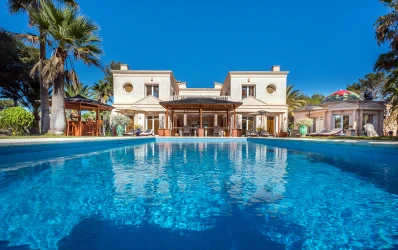 Villa exceptionnelle en 1ère ligne de mer avec piscine