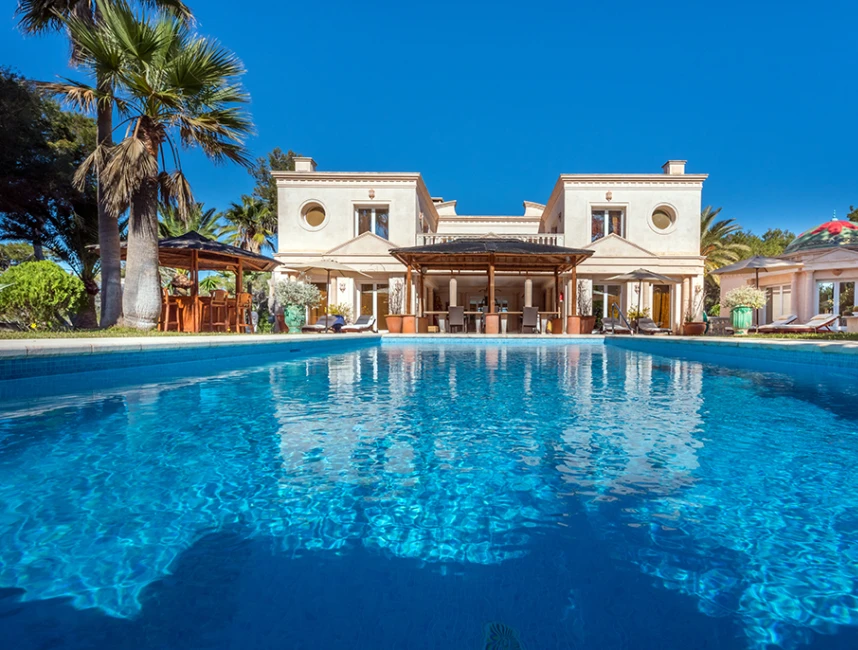 Exceptional villa in 1st sea line with pool-1