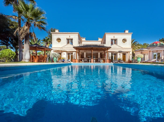 Exceptional villa in 1st sea line with pool-1