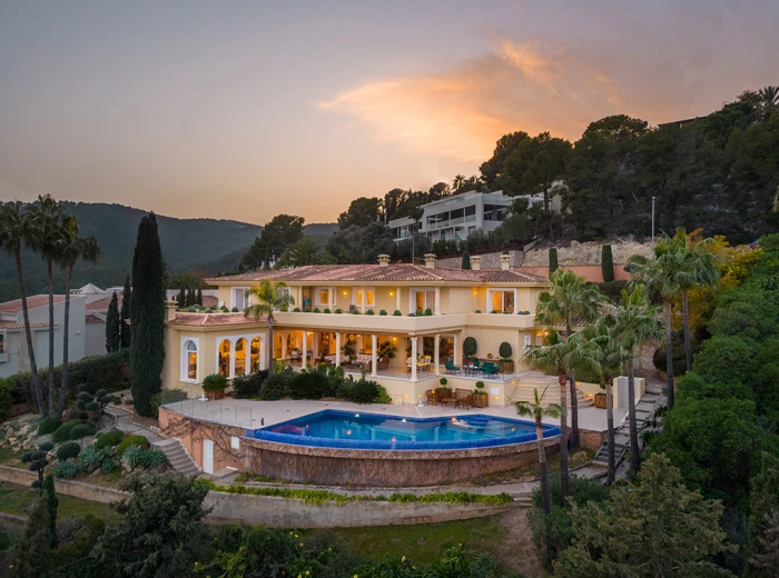 Classic villa with fantastic sea views-20