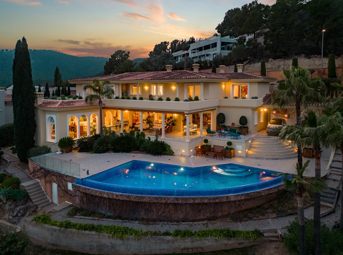 Classic villa with fantastic sea views-1
