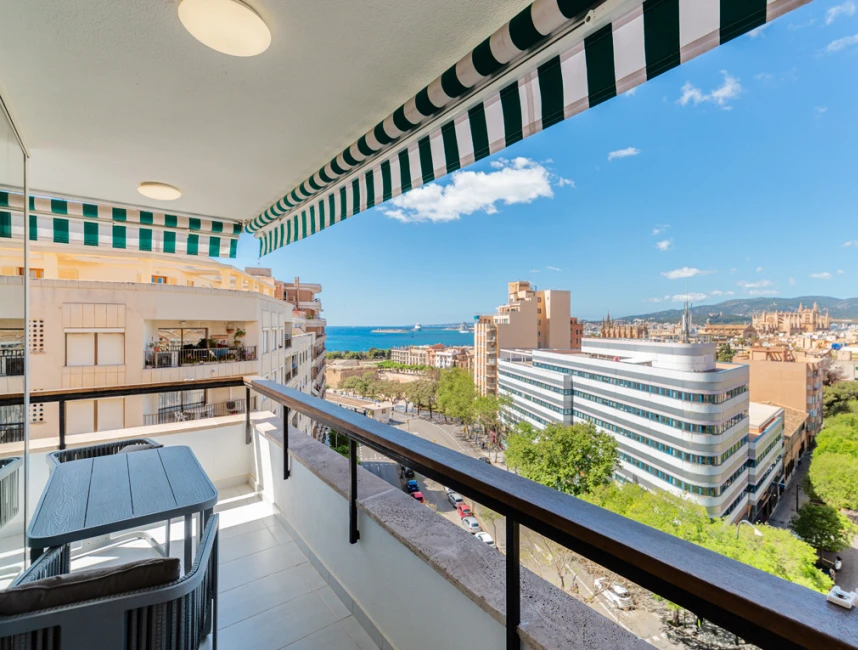 Modern, renovated flat with panoramic views-13